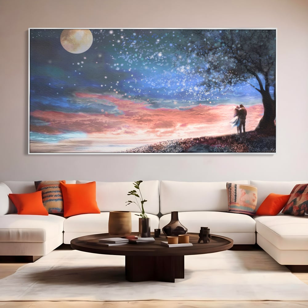 Tablou canvas cu ilustratie cuplu sub cer instelat, in rama de aluminiu argintiu, pe perete intr-un living